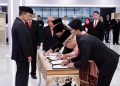 Menteri Agraria dan Tata Ruang/Kepala Badan Pertanahan Nasional (ATR/BPN), Nusron Wahid, melantik Pejabat Struktural yang terdiri dari 6 Pejabat Pimpinan Tinggi Pratama dan 25 Pejabat Administrator di Kementerian ATR/BPN, Jakarta, Senin (05/05/2025). (FOTO : ISTIMEWA)