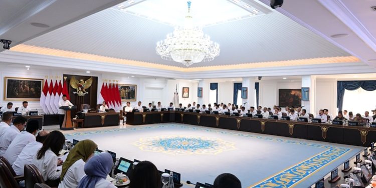 Menteri Agraria dan Tata Ruang/Kepala Badan Pertanahan Nasional (ATR/BPN), Nusron Wahid, mengikuti Sidang Kabinet Paripurna yang dipimpin oleh Presiden Republik Indonesia (RI), Prabowo Subianto, di Istana Negara, Jakarta, Senin (05/05/2025). (FOTO : ISTIMEWA)