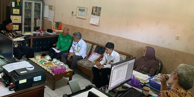 Rapat koordinasi tindak lanjut sertipikasi tanah wakaf antara Kementerian Agama (Kemenag) Kabupaten Cilacap dan Kantor Pertanahan BPN Kabupaten Cilacap, di Ruang Seksi Gara Zahwa, Kemenag Cilacap, Rabu (7/5/2025). (FOTO : ISTIMEWA)