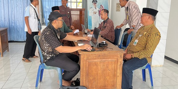 Tim 1 PTSL Terintegrasi Kabupaten Cilacap peningkatan kualitas data atau plotting Kluster 4 di Desa Karangrena, Kecamatan Maos. (FOTO : ISTIMEWA)