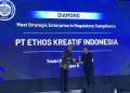 Legal Manager PT Etos Kreatif Indonesia, Ary Dwi Stanto, saat menerima penghargaan sebagai Most Strategic Enterprise in Regulatory Compliance kategori Trade (Wholesale & Retail) dalam ajang Indonesia Regulatory Compliance Awards (IRCA) 2025. (FOTO : ISTIMEWA)