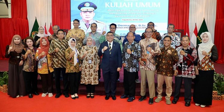 Wamen ATR/Waka BPN, Ossy Dermawan, secara resmi membuka Musyawarah Nasional (Munas) Keluarga Alumni Pendidikan Tinggi Agraria (KAPTI-Agraria) Tahun 2025 pada Sabtu (10/05/2025). (FOTO : ISTIMEWA)