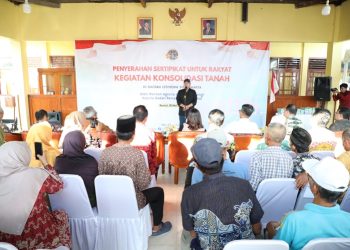 Menteri Nusron usai menyerahkan 811 sertipikat hasil program Konsolidasi Tanah di Kantor Lurah Parangtritis, Kabupaten Bantul, D.I. Yogyakarta. (FOTO : ISTIMEWA)