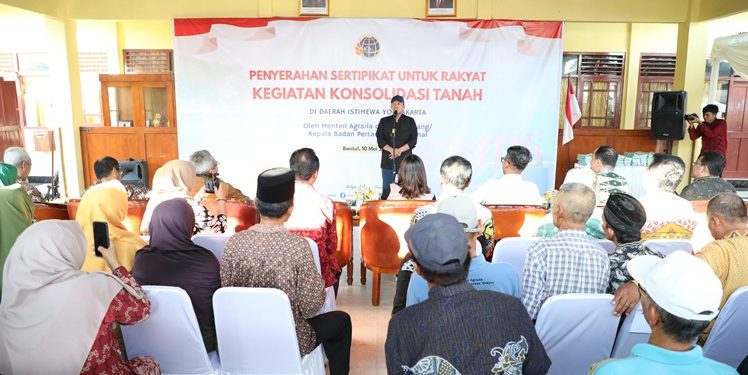 Menteri Nusron usai menyerahkan 811 sertipikat hasil program Konsolidasi Tanah di Kantor Lurah Parangtritis, Kabupaten Bantul, D.I. Yogyakarta. (FOTO : ISTIMEWA)