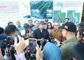 Menteri Agraria dan Tata Ruang/Kepala Badan Pertanahan Nasional (ATR/BPN), Nusron Wahid, menitipkan pesan khusus kepada warga Parangtritis agar menjaga dan memanfaatkan tanah dengan bijak. Pesan tersebut disampaikan saat menyerahkan 811 Sertipikat hasil program Konsolidasi Tanah, di Kantor Lurah Parangtritis, Kabupaten Bantul, D.I. Yogyakarta, Sabtu (10/05/2025).. (FOTO : ISTIMEWA)