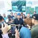 Menteri Agraria dan Tata Ruang/Kepala Badan Pertanahan Nasional (ATR/BPN), Nusron Wahid, menitipkan pesan khusus kepada warga Parangtritis agar menjaga dan memanfaatkan tanah dengan bijak. Pesan tersebut disampaikan saat menyerahkan 811 Sertipikat hasil program Konsolidasi Tanah, di Kantor Lurah Parangtritis, Kabupaten Bantul, D.I. Yogyakarta, Sabtu (10/05/2025).. (FOTO : ISTIMEWA)