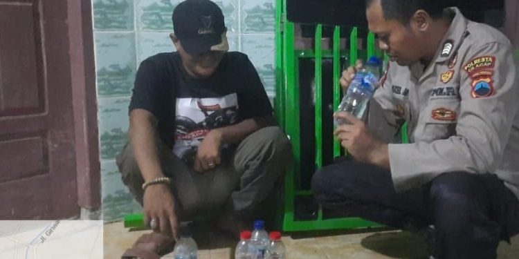 Seorang yang sedang kedapatan mabuk diamankan anggota jajaran Polsek Cipari, Polresta Cilacap. (FOTO : ISTIMEWA)