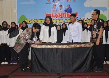 Wakil Bupati Cilacap, Amy Amalia Fatma Surya didampingi Kepala Dinsos PPPA Bambang Tujiatno melantik pengurus Forum Anak Cilacap (Foraci) periode 2025–2027 di Hotel Sindoro, Rabu (14/5/2025). (FOTO : ISTIMEWA)