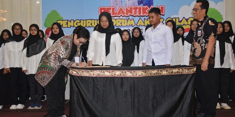 Wakil Bupati Cilacap, Amy Amalia Fatma Surya didampingi Kepala Dinsos PPPA Bambang Tujiatno melantik pengurus Forum Anak Cilacap (Foraci) periode 2025–2027 di Hotel Sindoro, Rabu (14/5/2025). (FOTO : ISTIMEWA)