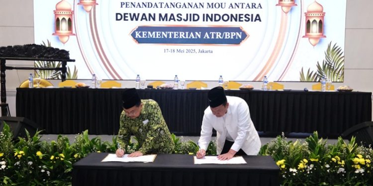 Menteri ATR/BPN, Nusron Wahid, menandatangani Nota Kesepahaman/MoU antara Kementerian ATR/BPN dan DMI, dalam acara Rapat Kerja Nasional (Rakernas) dan Halal Bihalal DMI, di Tavia Heritage Hotel, Jakarta. (FOTO : ISTIMEWA)