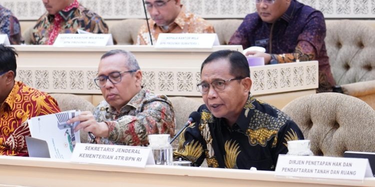 Sekjen Kementerian ATR/BPN, Pudji Prasetijanto Hadi saat Rapat Kerja bersama Komisi II Dewan Perwakilan Rakyat Republik Indonesia (DPR RI), Senin (19/05/2025). (FOTO : ISTIMEWA)