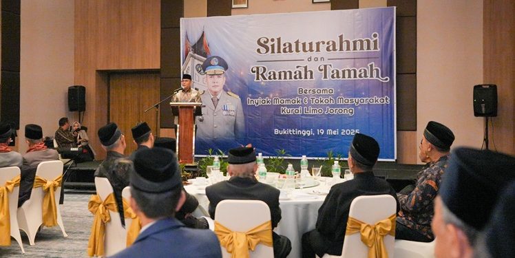 Wamen ATR/Waka BPN, Ossy Dermawan, melakukan silaturahmi dengan para Niniak Mamak Kurai Limo Jorong, dalam kunjungannya ke Kota Bukittinggi, Senin (19/05/2025). (FOTO : ISTIMEWA)