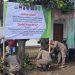 Petugas Satpol PP Cilacap memasang baliho pemberitahuan penghentian tetap lokalisasi di Desa Slarang, Kecamatan Kesugihan, Kabupaten Cilacap, pada Jumat, 23 Mei 2025. (FOTO : ISTIMEWA)