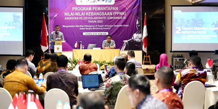 Wamen ATR/Waka BPN), Ossy Dermawan, saat jadi pembicara dalam Program Pemantapan Nilai-Nilai Kebangsaan (PPNK) Angkatan ke-220 Kolaboratif LEMHANNAS RI 2025, yang digelar di AONE Hotel, Jakarta, Jumat (23/05/2025). (FOTO : ISTIMEWA)