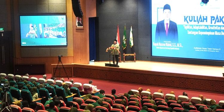 Menteri ATR/Kepala BPN, Nusron Wahid, menjadi pembicara utama dalam Kuliah Pakar, yang digelar di Universitas Nahdlatul Ulama Surabaya (UNUSA), Senin (26/05/2025). (FOTO : ISTIMEWA)
