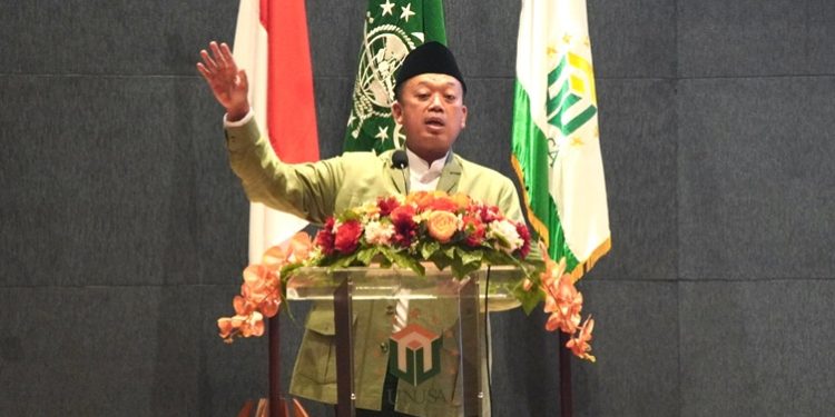 Menteri ATR/BPN, Nusron Wahid, saat diundang sebagai pembicara utama di Kuliah Pakar Universitas Nahdlatul Ulama Surabaya (UNUSA), Senin (26/05/2025). (FOTO : ISTIMEWA)