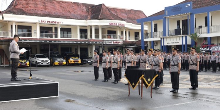 Sertijab dua PJU dan 10 Kapolsek jajaran Polresta Cilacap. (FOTO : ISTIMEWA)