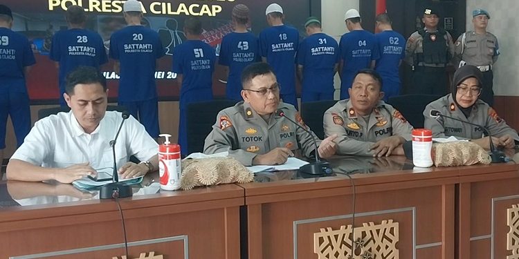 Kabag Ops Polresta Cilacap, Kompol Totok Nuryanto, saat gelar tersangka dan barang bukti di Mapolresta Cilacap, Rabu (28/5/2025).