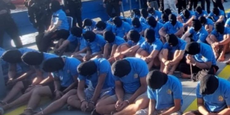 Para napi asal Lapas Kelas IIA Pekanbaru duduk digeladak kapal penyeberangan Pengayoman VII saat dipindahkan ke Lapas Nusakambangan. (FOTO : ISTIMEWA)
