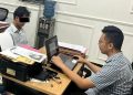 Tersangka MF menjalani pemeriksaan penyidik Satreskrim Polresta Cilacap usai ditangkap lantaran memeras mantan pacar dengan menyebar foto dan video vulgar di medsos. (FOTO : Humas Polresta Cilacap)