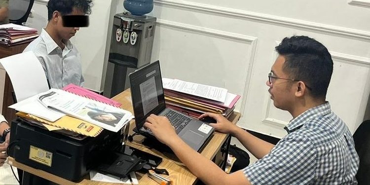 Tersangka MF menjalani pemeriksaan penyidik Satreskrim Polresta Cilacap usai ditangkap lantaran memeras mantan pacar dengan menyebar foto dan video vulgar di medsos. (FOTO : Humas Polresta Cilacap)
