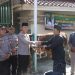Kapolresta Cilacap Kombes Pol Ruruh Wicaksono menyerahkan satu ekor hewan kurban berupa seekor sapi jantan kepada Masjid Agung Darussalam Cilacap, Selasa (3/6/2025). (FOTO : ISTIMEWA)
