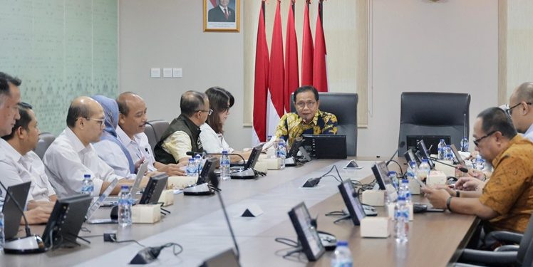 Sekjen Kementerian ATR/BPN Pudji Prasetijanto Hadi, membuka Rapat Evaluasi Proyek Integrated Land Administration and Spatial Planning (ILASP), yang diselenggarakan di Ruang Rapat 401, Kementerian ATR/BPN, Jakarta, Kamis (05/06/2025). (FOTO : ISTIMEWA)