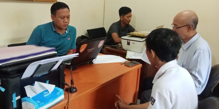 Pelaku pencabulan terhadap anak dibawah umur menjalani pemeriksaan penyidik Unit Reskrim Polsek Wanareja Polresta Cilacap. (FOTO : ISTIMEWA)