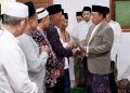Menteri ATR/BPN Nusron Wahid menyerahkan sertipikat tanah wakaf. (FOTO : ISTIMEWA)