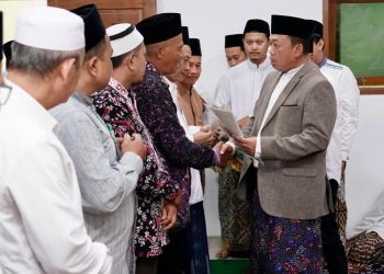 Menteri ATR/BPN Nusron Wahid menyerahkan sertipikat tanah wakaf. (FOTO : ISTIMEWA)