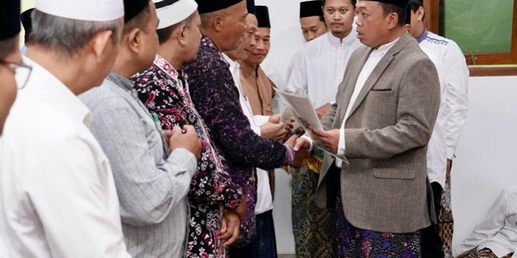 Menteri ATR/BPN Nusron Wahid menyerahkan sertipikat tanah wakaf. (FOTO : ISTIMEWA)