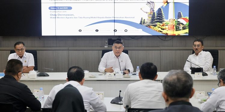 Wamen ATR/Waka BPN), Ossy Dermawan, menerima Kunjungan Studi Strategis Dalam Negeri (SSDN) Pendidikan Pemantapan Pimpinan Nasional (P3N) XXV Tahun Anggaran 2025 dari Lembaga Ketahanan Nasional Republik Indonesia (LEMHANNAS RI) pada Selasa (10/06/2025). (FOTO : ISTIMEWA)