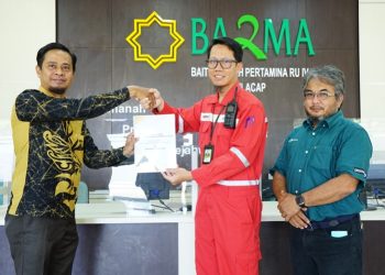 Penyerahan hasil audit independen dilakukan oleh tim auditor RMR Semarang kepada Ketua Bazma, Reza Merizki Siregar didampingi Wakil Ketua Bazma, Cecep Supriyatna dan pengurus harian di kantor ‘Amanah’ Bazma Cilacap. (FOTO : ISTIMEWA)