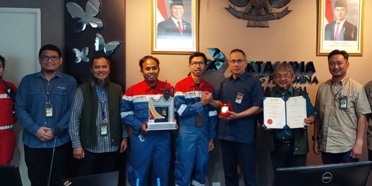 Ketiga penghargaan ini secara resmi diserahkan gugus PCP Exterminator kepada General Manager (GM) Kilang Cilacap, Wahyu Sulistyo Wibowo di rapat manajemen, Selasa (10/6/2025). (FOTO : ISTIMEWA)