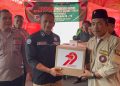 Kasi Humas Polresta Cilacap menyerahkan bantuan sembako kepada perwakilan perguruan pencak silat. (FOTO : ISTIMEWA)