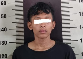Tersangka RP (18) diamankan Unit Reskrim Polsek Cilacap Tengah setelah kedapatan membawa senjata tajam berupa celurit berukuran besar yang diduga akan digunakan dalam aksi tawuran. (FOTO :  ISTIMEWA)