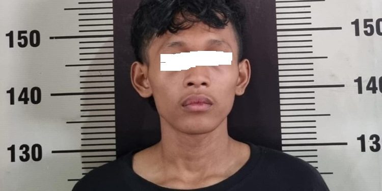 Tersangka RP (18) diamankan Unit Reskrim Polsek Cilacap Tengah setelah kedapatan membawa senjata tajam berupa celurit berukuran besar yang diduga akan digunakan dalam aksi tawuran. (FOTO :  ISTIMEWA)