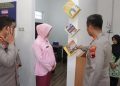 Kapolresta Cilacap meninjau ruangan perpustakaan Wijayakusuma usai peresmian. (FOTO : ISTIMEWA)