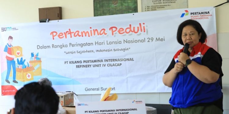 Manager General Support Kilang Cilacap, Dian Puspita Rini saat bicara dihadapan para pansia dalam Program Pertamina Peduli. (FOTO : ISTIMEWA)