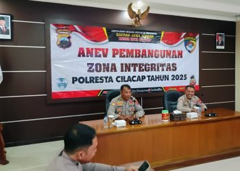 Kabagren Polresta Cilacap Kompol Sugeng Hartono saat kegiatan Analisa dan Evaluasi (Anev) Pembangunan Zona Integritas (ZI) di Aula Rupatama Polresta Cilacap, Rabu (16/4/2025). (FOTO : ISTIMEWA)