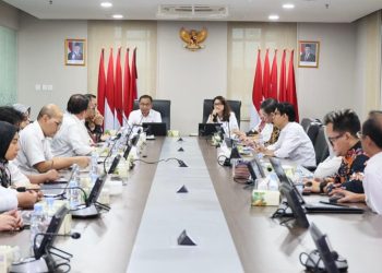 Sekjen Kementerian ATR/BPN, Pudji Prasetijanto Hadi dalam rapat yang berlangsung secara luring dan daring. (FOTO : ISTIMEWA)