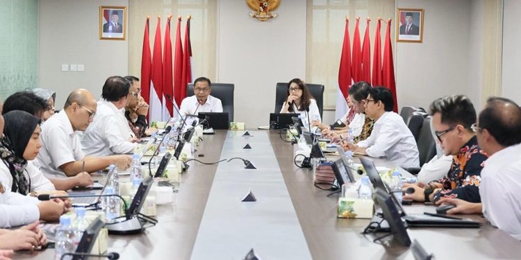 Sekjen Kementerian ATR/BPN, Pudji Prasetijanto Hadi dalam rapat yang berlangsung secara luring dan daring. (FOTO : ISTIMEWA)