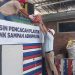 Direktur Operasi PT KPI, Didik Bahagia mengangkat sampah plastik bekas yang telah dipilah kepada operator untuk dimasukan mesin pencacah plastik. (FOTO : CILACAPMEDIA/Wagino)