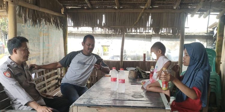Kapolsek Sidareja AKP Amin Antalsa Subbiki bersama anggotanya menemui korban Kurnia yang mengaku jadi korban penipuan penukaran mata uang asing Yuan. (FOTO : ISTIMEWA)