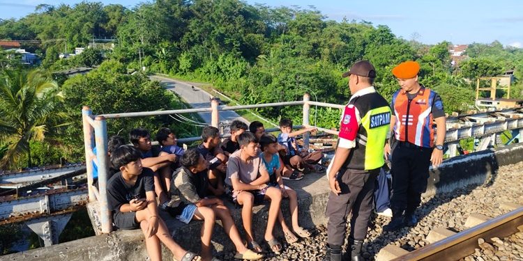Petugas KAI mengimbau kepada anak-anak remaja untuk tidak bermain di sekitaran jalur rel kereta api, berbahaya. (FOTO : ISTIMEWA)