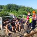 Petugas KAI mengimbau kepada anak-anak remaja untuk tidak bermain di sekitaran jalur rel kereta api, berbahaya. (FOTO : ISTIMEWA)