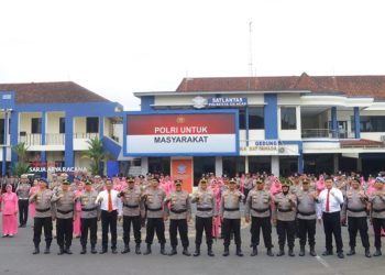 Usai kenaikan upacara kenaikan pangkat Polri, anggota Polresta Cilacap bersama isteri berfoto bersama. (FOTO : ISTIMEWA)
