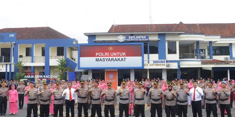 Usai kenaikan upacara kenaikan pangkat Polri, anggota Polresta Cilacap bersama isteri berfoto bersama. (FOTO : ISTIMEWA)