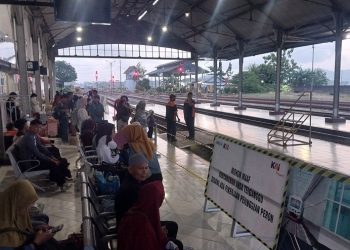 Saat ini, KAI Daop 5 Purwokerto tengah melaksanakan pekerjaan peninggian 
dan perpanjangan peron di Stasiun Maos. Ini bagian 
dari peningkatan fasilitas stasiun demi kenyamanan 
dan keselamatan penumpang. (FOTO : CILACAPMEDIA/Wagino)