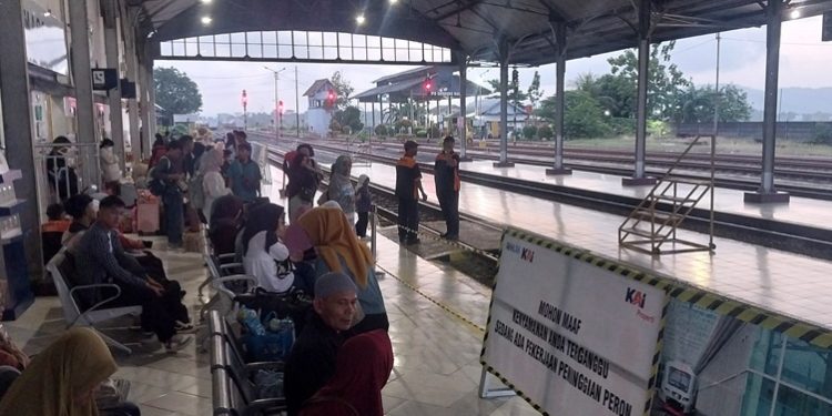 Saat ini, KAI Daop 5 Purwokerto tengah melaksanakan pekerjaan peninggian 
dan perpanjangan peron di Stasiun Maos. Ini bagian 
dari peningkatan fasilitas stasiun demi kenyamanan 
dan keselamatan penumpang. (FOTO : CILACAPMEDIA/Wagino)